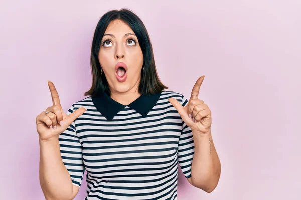 Young Hispanic Woman Wearing Casual Clothes Amazed Surprised Looking Pointing — Stock Photo, Image