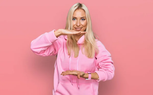 Ung Blond Kvinna Bär Casual Sweatshirt Gest Med Händerna Visar — Stockfoto