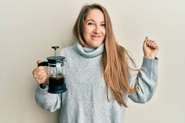 Giovane Donna Bionda Che Beve Caffè Italiano Urlando Orgoglioso Celebrando — Foto Stock