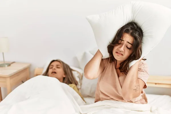 Menina Cobrindo Orelhas Com Travesseiro Irritado Por Ronco Deitado Cama — Fotografia de Stock