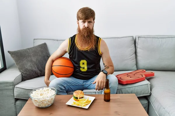 Kaukaski Mężczyzna Długą Brodą Trzymając Piłkę Koszykówki Doping Gra Depresji — Zdjęcie stockowe