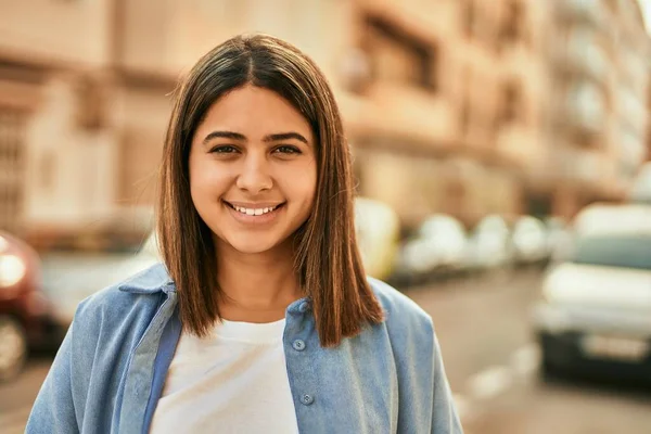 Mladý Latinsky Dívka Usměvavý Šťastný Stojící Městě — Stock fotografie