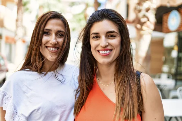 Dos Chicas Latinas Sonriendo Felices Abrazándose Ciudad —  Fotos de Stock