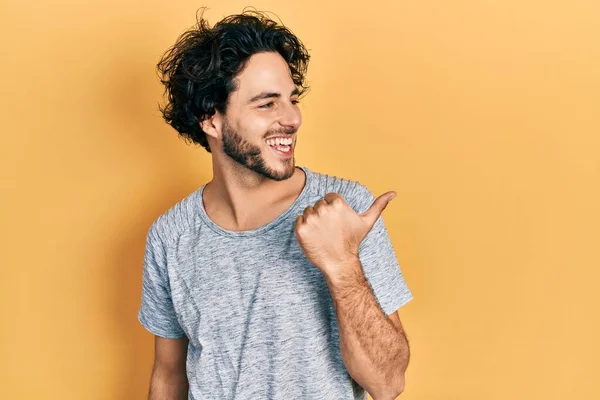 Bonito Hispânico Homem Vestindo Casual Cinza Shirt Apontando Polegar Até — Fotografia de Stock
