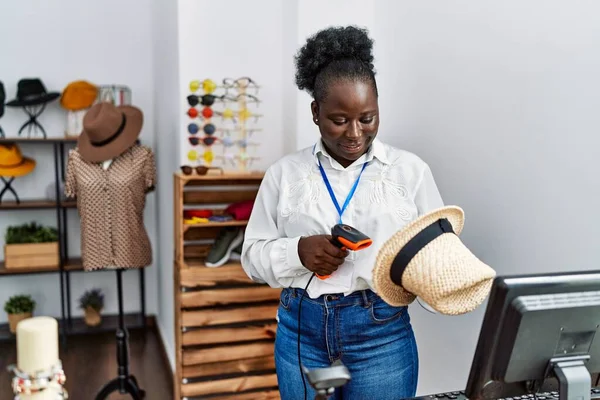 Junge Afrikanisch Amerikanische Ladenbesitzerin Scannt Hut Mit Barcode Lesegerät Bekleidungsgeschäft — Stockfoto