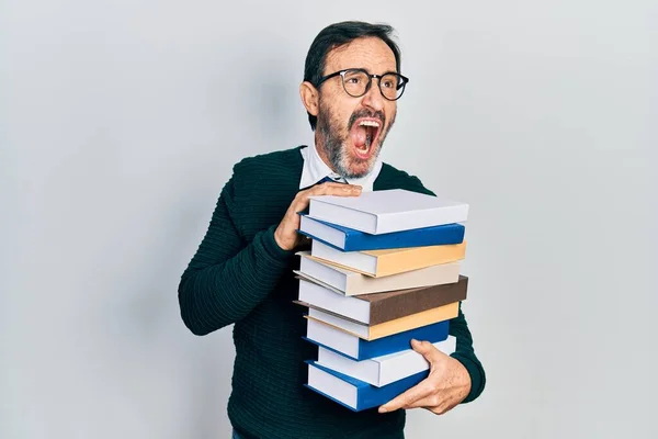 Hombre Hispano Mediana Edad Sosteniendo Montón Libros Enojado Loco Gritando —  Fotos de Stock
