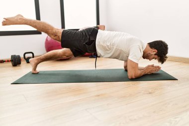 Spor merkezinde karın kaslarını çalıştıran genç bir İspanyol.