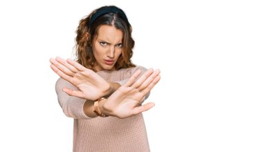 Güzel, genç, beyaz bir kadın. Günlük süveter giyiyordu. Reddedilmişti. 