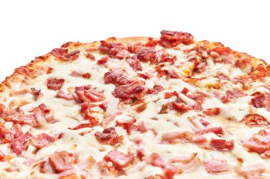  Beyaz izole arka planda yalnız İtalyan pastırmalı pizza.