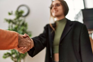 İki beyaz iş adamı ofiste el sıkışıyor..