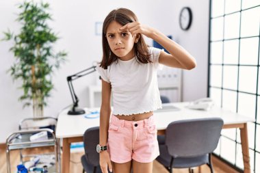 Genç İspanyol kız pediatri kliniğinde duruyor alnında sivilce çıkmasından mutsuz, siyah noktalı çirkin bir enfeksiyon var. sivilce ve deri problemi 