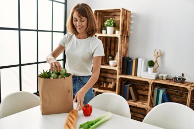 Kafkasyalı genç bir kadın elinde alışveriş poşeti tutuyor.