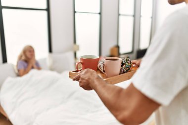 Erkek, evde yatakta kahvaltıyla kız arkadaşına sürpriz yapıyor..