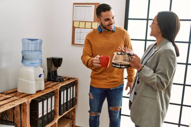 İki iş adamı ofiste kahve içerek rahatladı..