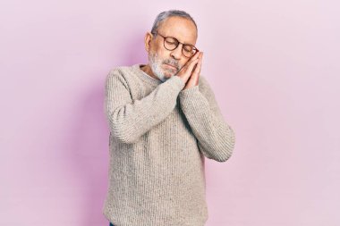 Sakallı, sıradan süveter giyen, gözlüklü, yorgun uyuyan, hayal kuran ve elleriyle poz veren, gözleri kapalı yakışıklı bir adam.. 