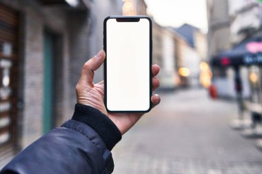  Sokakta akıllı telefon tutan adamın eli