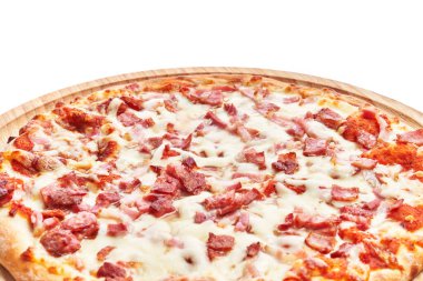  Beyaz izole arka planda tahtadan bir tabak İtalyan pastırmalı pizza.