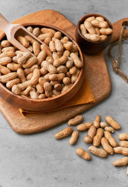 Beton yüzeyde fıstıklı ahşap kaşıklar.