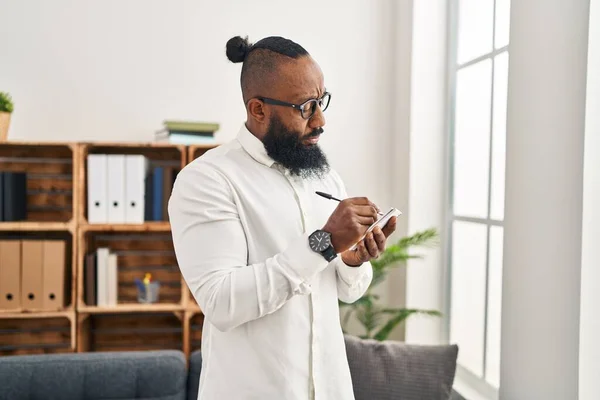 Junger Afrikanisch Amerikanischer Psychologe Schreibt Notizbuch Psychologiezentrum — Stockfoto