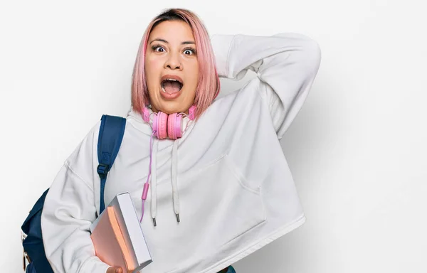 Hispanische Frau Mit Rosafarbenen Haaren Trägt Studentenrucksack Und Kopfhörer Verrückt — Stockfoto