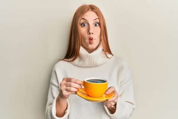 Jonge Ierse Vrouw Drinken Van Een Kopje Koffie Maken Vis — Stockfoto