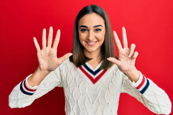Genç Esmer Kız Günlük Öğrenci Süveteri Giyer Numaralı Parmaklarıyla Işaret — Stok fotoğraf