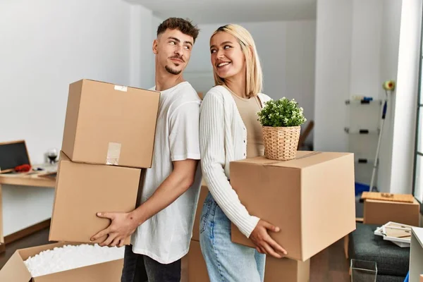 Joven Pareja Caucásica Sonriendo Feliz Sosteniendo Cajas Cartón Pie Nuevo —  Fotos de Stock