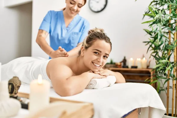 Frauenpaar Lächelt Zuversichtlich Bei Rückenmassage Schönheitszentrum — Stockfoto