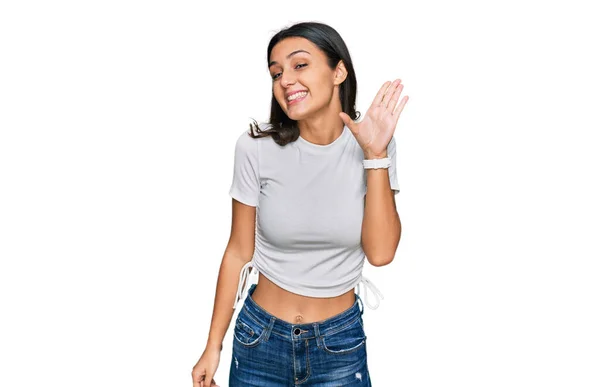 Junges Hispanisches Mädchen Lässigem Weißen Shirt Das Darauf Verzichtet Fröhlich — Stockfoto