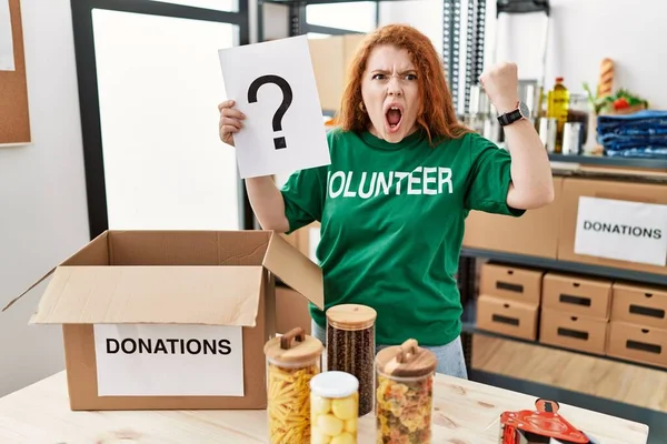 Young Redhead Woman Wearing Volunteer Shirt Holding Question Mark Annoyed — Stock Photo, Image