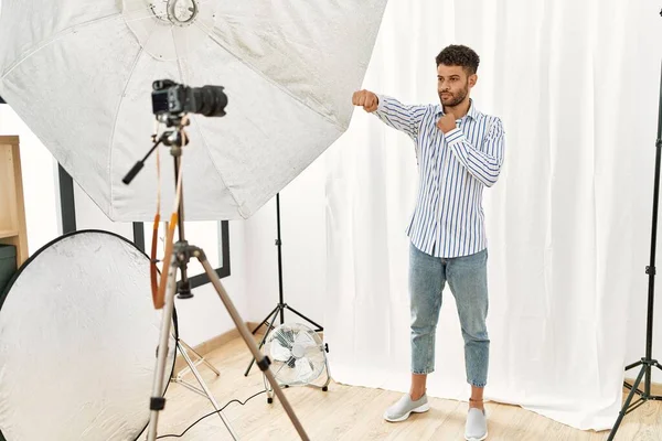 Arabische Jongeman Doet Zich Voor Als Model Fotostudio Vuist Slaan — Stockfoto