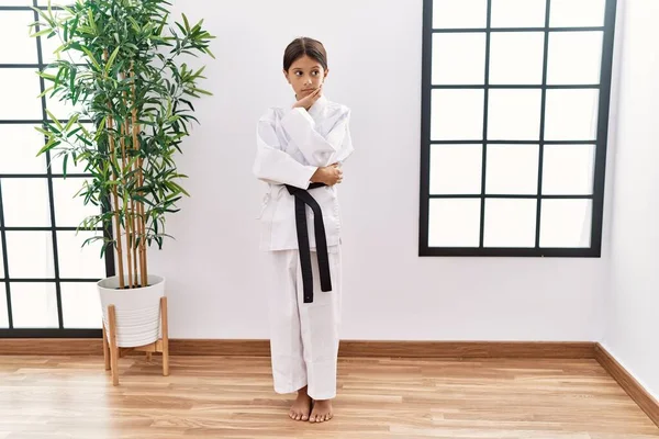 Ung Latinamerikansk Flicka Klädd Karate Kimono Och Svart Bälte Tänkande — Stockfoto