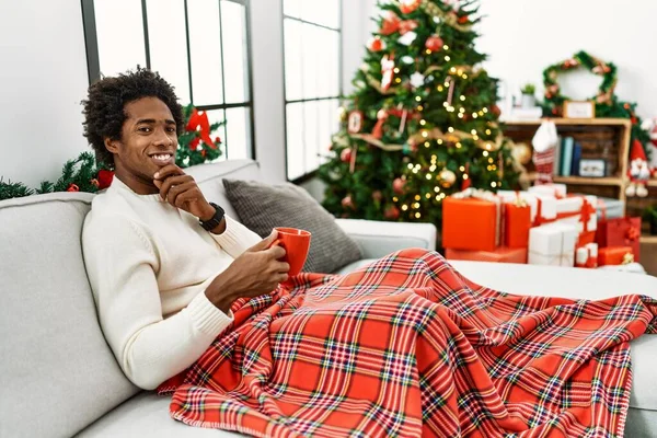 Young African American Man Sitting Sofa Drinking Coffee Christmas Tree — Stock Photo, Image