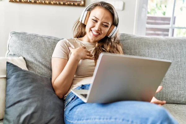 Ung Latinamerikansk Flicka Med Videosamtal Sitter Soffan Hemma — Stockfoto