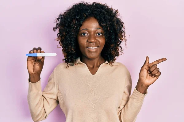 Hamilelik Testi Tutan Afrikalı Amerikalı Genç Bir Kadın Mutlu Bir — Stok fotoğraf