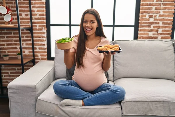 Mujer Embarazada Joven Anhelando Comida Casa Sonriendo Riendo Voz Alta —  Fotos de Stock