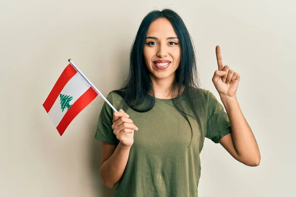 Jovem Hispânica Segurando Bandeira Lebanon Sorrindo Com Uma Ideia Pergunta — Fotografia de Stock