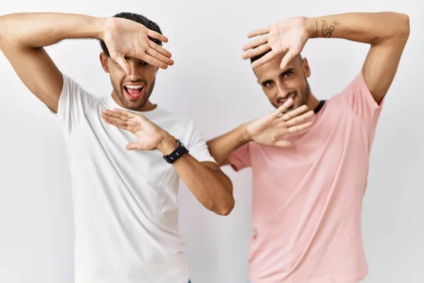 Soyutlanmış Arka Planda Dikilen Genç Eşcinsel Çift Gülümsüyor Elleriyle Bir — Stok fotoğraf
