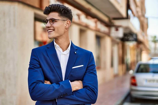 Νεαρός Άνδρας Χαμογελά Σίγουρος Φορώντας Κοστούμι Και Γυαλιά Στο Δρόμο — Φωτογραφία Αρχείου