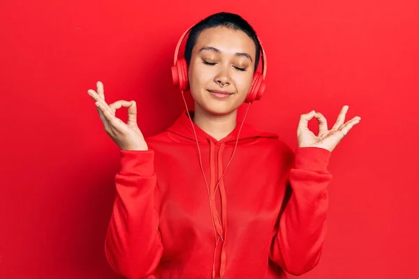 Hermosa Mujer Hispana Con Pelo Corto Escuchando Música Usando Auriculares —  Fotos de Stock