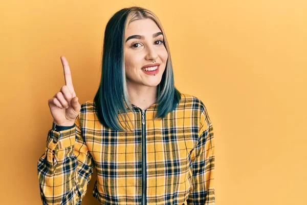 Ung Moderne Pige Iført Afslappet Gul Skjorte Smilende Med Ide - Stock-foto
