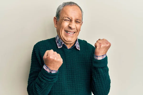 Bonito Homem Sênior Com Cabelos Grisalhos Vestindo Camisola Casual Comemorando — Fotografia de Stock