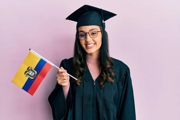 Молода Іспаномовна Жінка Уніформі Випускного Вечора Тримає Прапор Еквадору Виглядає — стокове фото