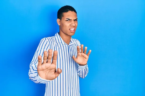 Junge Afrikanisch Amerikanische Kerl Lässiger Kleidung Angewidert Ausdruck Unzufrieden Und — Stockfoto