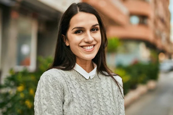 Ung Latinamerikansk Kvinna Ler Lycklig Stående Vid Staden — Stockfoto