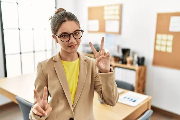 사무실에서 사업적 스타일의 소녀가 승리의 표시를 손가락을 카메라를 보면서 — 스톡 사진