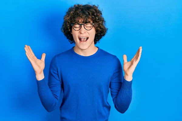 Yakışıklı Genç Adam Gündelik Giysiler Gözlük Takarak Başarının Çılgınlığını Kutluyor — Stok fotoğraf