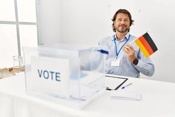 Kaukasischer Mann Mittleren Alters Lächelt Zuversichtlich Und Hält Deutschland Fahne — Stockfoto