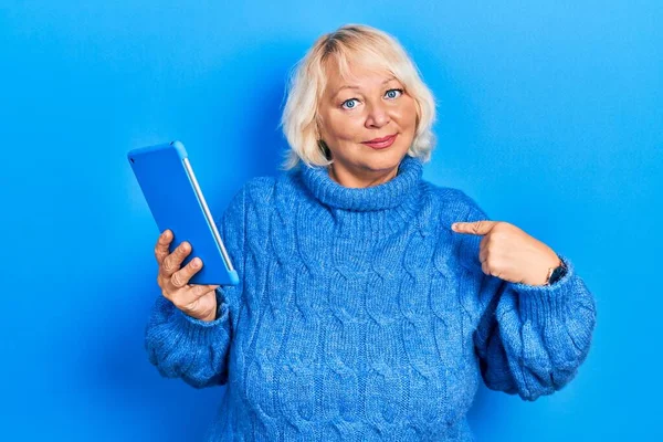 Blonde Frau Mittleren Alters Mit Touchpad Gerät Zeigt Mit Dem — Stockfoto