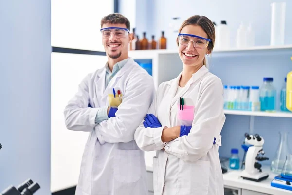 Young Man Woman Scientists Workers Standing Arms Crossed Gesture Laboratory — Stock Photo, Image